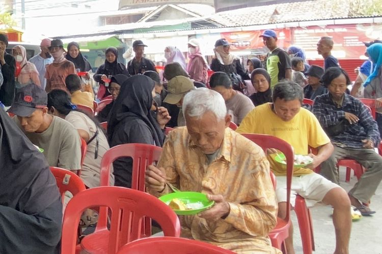 Seporsi Makanan Gratis di Tengah Sulitnya Mencari Nafkah