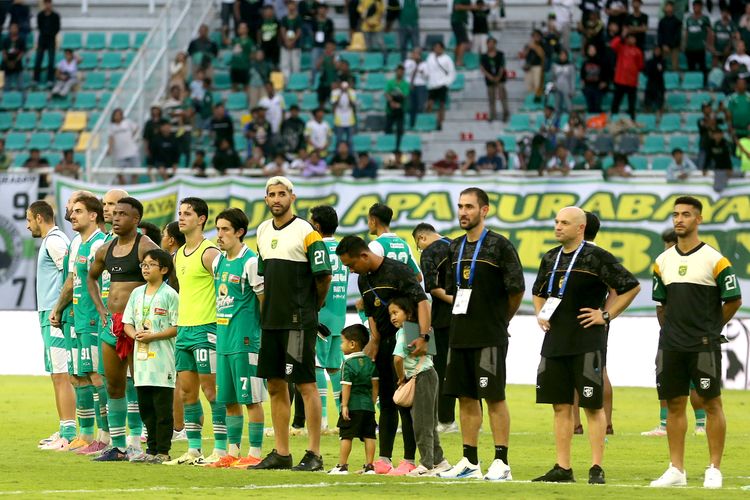 Pelatih Persebaya Surabaya Bernardo Tavares bersama pemain usai laga pekan ke-17 Super League 2025-2026 melawan Malut United yang berakhir dengan skor 2-1 di Stadion Gelora Bung Tomo Surabaya, Sabtu (10/1/2026) sore.