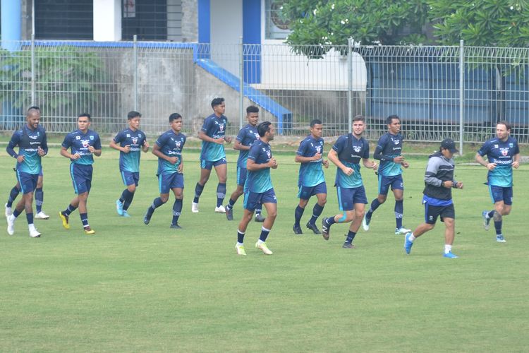 Para penggawa Persib Bandung melakukan aktivitas latihan di Stadion Persib, Sidolig, Bandung (27/6/2022) jelang perempat final Piala Presiden 2022.