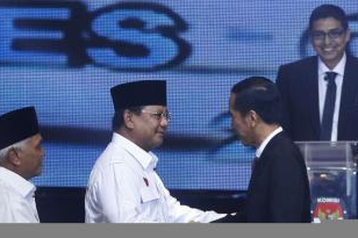 Pasangan calon presiden dan calon wakil presiden dari kubu koalisi Partai Gerakan Indonesia Raya, Prabowo Subianto - Hatta Rajasa dan pasangan calon presiden dari kubu koalisi Partai Demokrasi Indonesia Perjuangan, Joko Widodo bersalaman saat Debat Capres - Cawapres bertema Pembangunan Ekonomi, Pemerintahan Bersih dan Kepastian Hukum di Balai Serbini, Jakarta, Senin (9/6/2014) malam. Pemilu Presiden 2014 akan berlangsung 9 Juli 2014 mendatang.