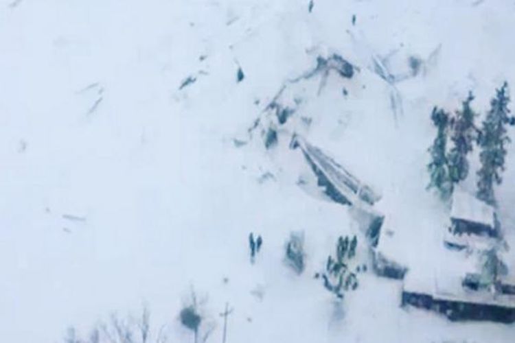 Foto ini diambil dari rilis video yang disebarkan pihak kepolisian di Stato, Italia pada 19 Januari 2017. Dalam foto aerial ini terlihat Hotel Rigopiano, yang berdiri di dekat perkampungan Farinfola, sebeah timur wilayah pegunungan Gran Sasso, tertimbun longsoran salju. Setidaknya ada 30 orang yang terjebak dan dikhawatirkan tewas.
