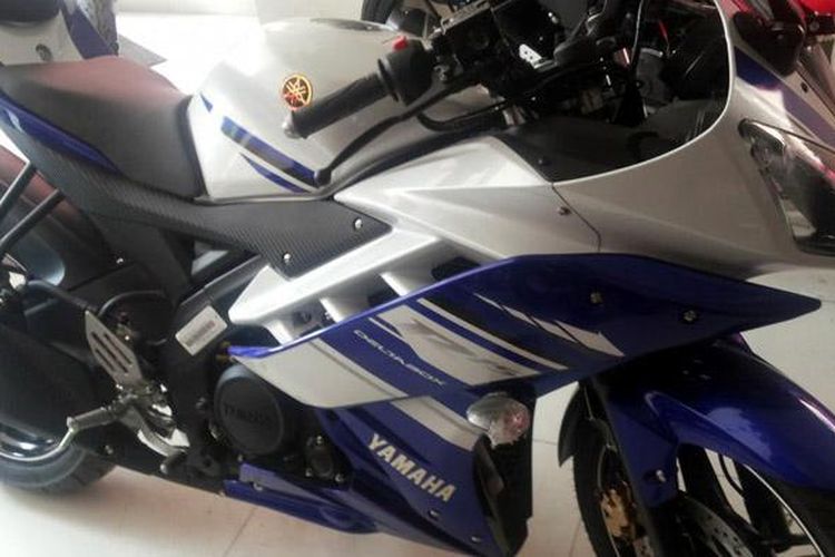 Yamaha R15 biru-putih dengan corak baru.