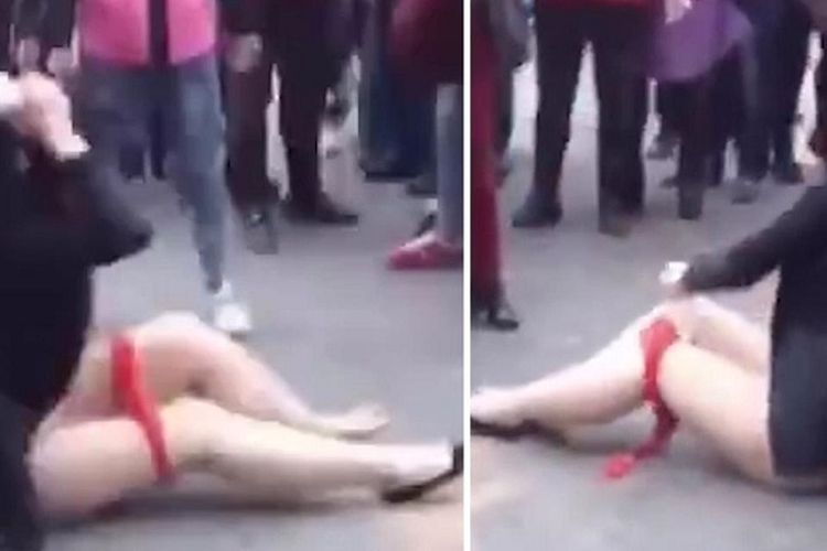 Seorang terduga wanita idaman lain (selingkuhan) dari seorang suami di China, disiksa dan ditelanjangi di depan umum.