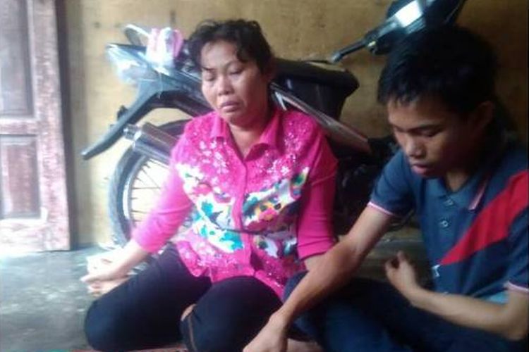 Gomos Parulian Manalu dan ibunya, Juli boru Hutabarat, saat ditemui di rumahnya, Jalan Cemara 34, Pematangsiantar, Senin (8/5/2017) siang.