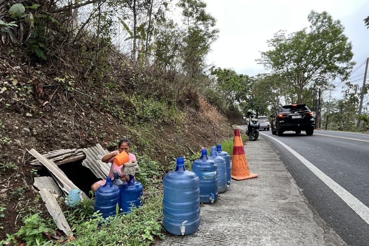 Demi Segalon Air, Yoyoh Menunggu 3 Jam di Lubang Pinggir Jalan Pangandaran meski Hujan Mulai Turun