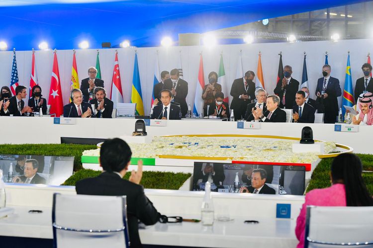 Foto Biro Pers, Media, dan Sekretariat Presiden: Presiden Joko Widodo saat mengikuti KTT G20 Roma, di Italia, Minggu (31/10/2021).