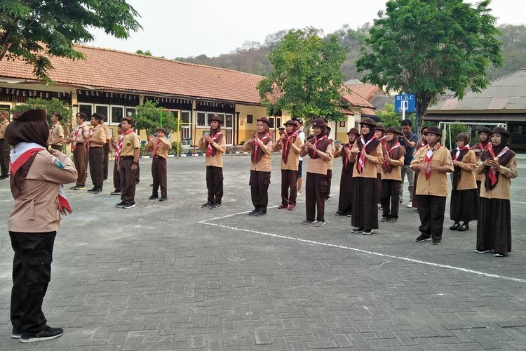 Para siswa disabilitas yang tergabung di SLB Kemala Bhayangkari, saat melaksanakan upacara memperingati Hari Sumpah Pemuda.