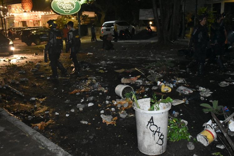 Aksi unjuk rasa di Bandung kembali ricuh, Senin (30/9/2019). Tampak pasca kericuhan, batu hingga vas bunga berceceran di Jalan Trunojoyo, Kota Bandung.