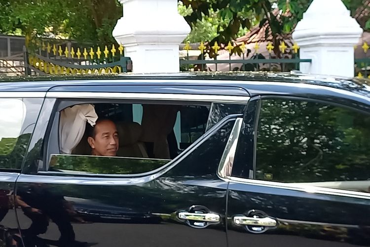 Presiden Joko Widodo saat meninggalkan Keraton Kilen Yogyakarta selepas bertemu empat mata selama satu jam dengan Sri Sultan Hamengku Buwono X pada Minggu (28/1/2024).