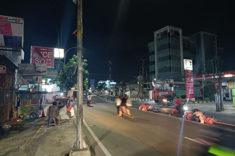 Terlihat masih ada warga yang membuang sampah di tengah jalan raya di Jalan HOS Cokroaminoto, Senin (9/1/2023). Jalan tersebut merupakan jalan perbatasan antara Kecamatan Ciledug dan Kecamatan Karang Tengah, Kota Tangerang.