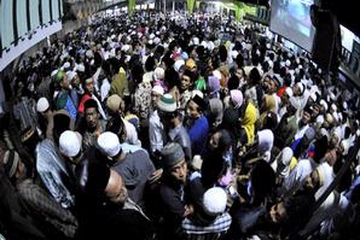 Puluhan ribu warga memadati kompleks Pondok Pesantren Tebuireng, Jombang, Jawa Timur, Selasa (5/1/2010), untuk mengikuti tahlil dan doa bersama memperingati tujuh hari wafatnya mantan Presiden RI KH Abdurrahman Wahid (Gus Dur). Tahlil dihadiri juga oleh beberapa kiai khos Nahdlaul Ulama, keluarga besar Gus Dur, sejumlah pejabat, dan diisi tausiyah oleh budayawan Emha Ainun Nadjib.