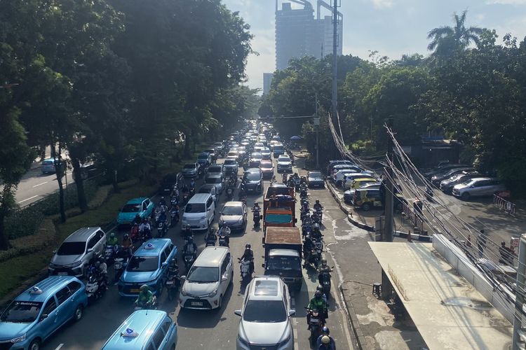 Senin Pagi, Lalu Lintas Tebet-Kuningan Padat Merayap