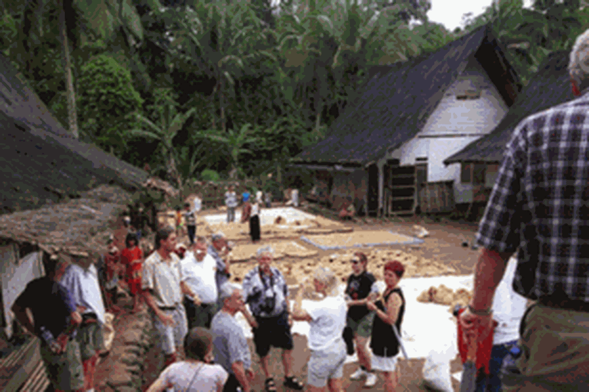 Wisatawan asing di Kampung Naga, Desa Neglasari, Kecamatan Salawu, Kabupaten Tasikmalaya, Jawa Barat. 
