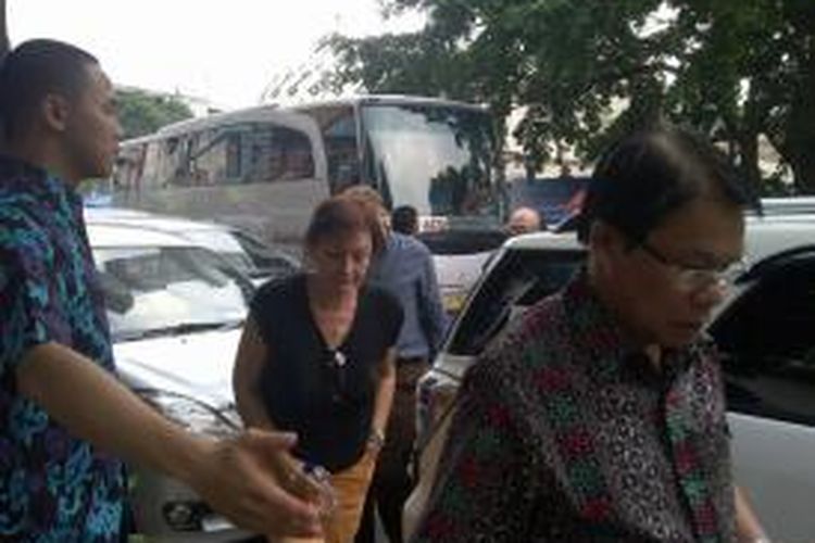 Para duta besar dari 38 negara Eropa turun dari bus dan berjalan kaki menuju Pendapa Wali Kota Bandung, Minggu (9/11/2014), karena terjebak kemacetan konvoi bobotoh yang merayakan kemenangan Persib.