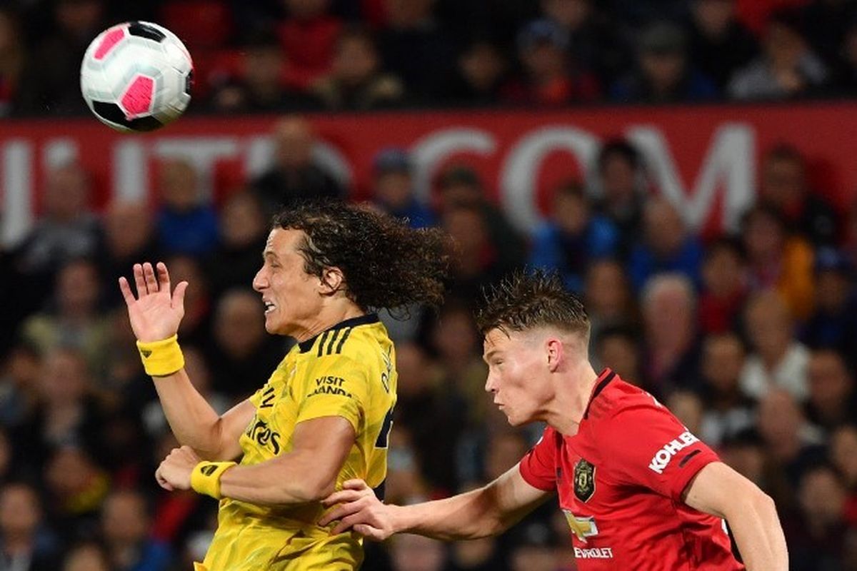 David Luiz dan Scott McTominay berduel di udara dalam laga Manchester United vs Arsenal dalam lanjutan Liga Inggris di Stadion Old Trafford, 30 September 2019. 