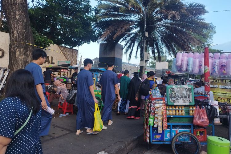 Jamaah berbondong-bondong masuk ke area Masjid Istiqlal untuk shalat Eid, Rabu (10/4/2024)