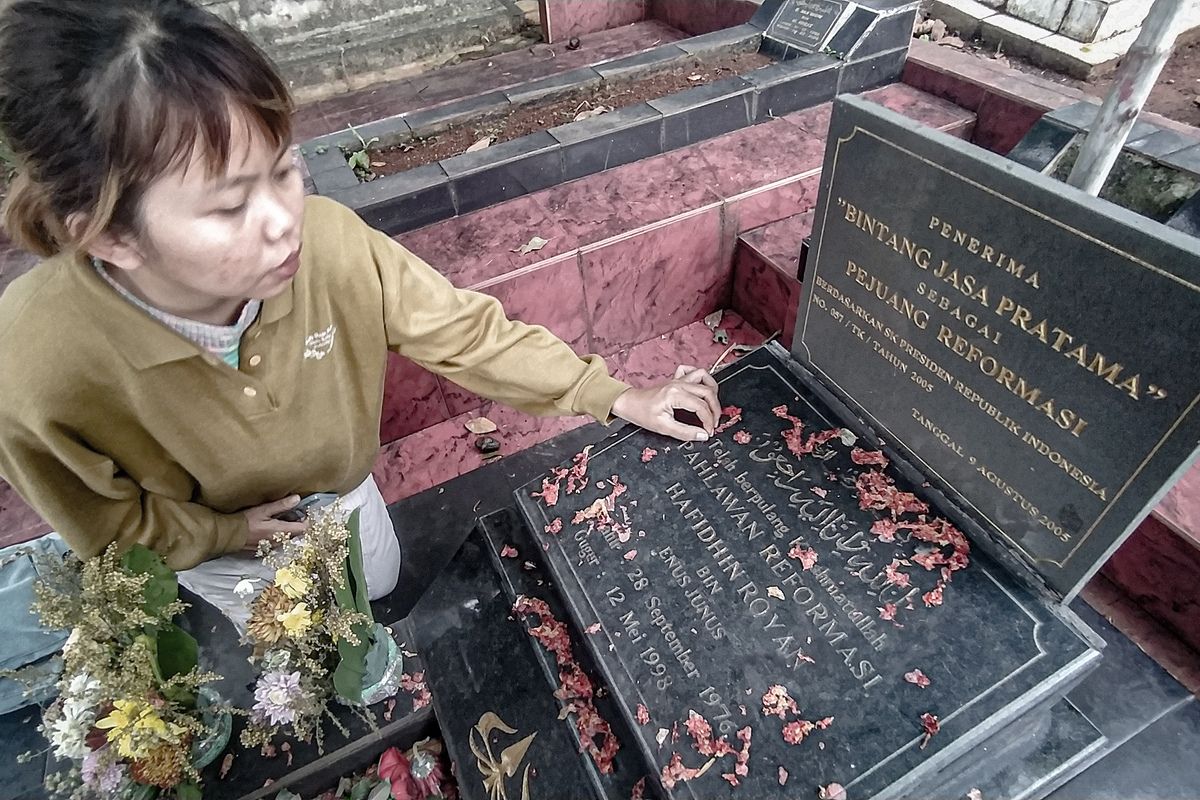 Mahasiswi tengah berziarah di makam Hafidhin Royan mahasiswa Universitas Trisakti yang gugur pada peristiwa Mei 1998, Sabtu (13/5/2023)