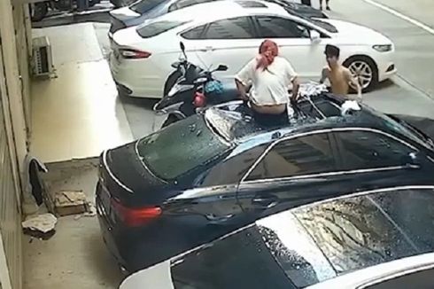 Jatuh dari Balkon Saat Berhubungan Seks, Wanita Ini Mendarat di Atap Mobil