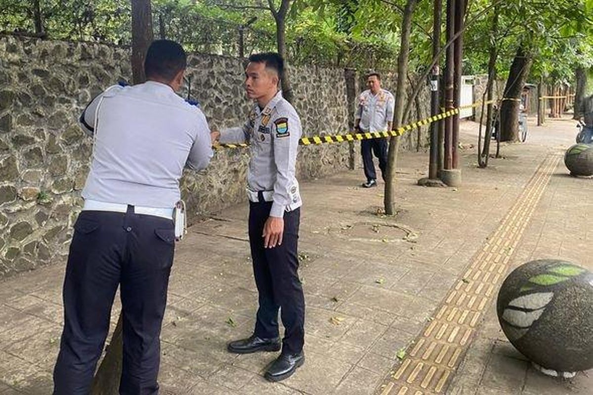 Petugas Dishub Kota Bandung saat memasang garis membatas di Jalan Tamansari beberapa waktu lalu untuk mencegah getok parkir. 