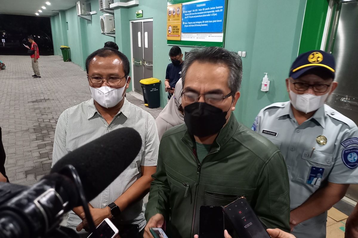 abdul halim muslih saat menemui korban laka Imogiri Minggu (6/2/2022)