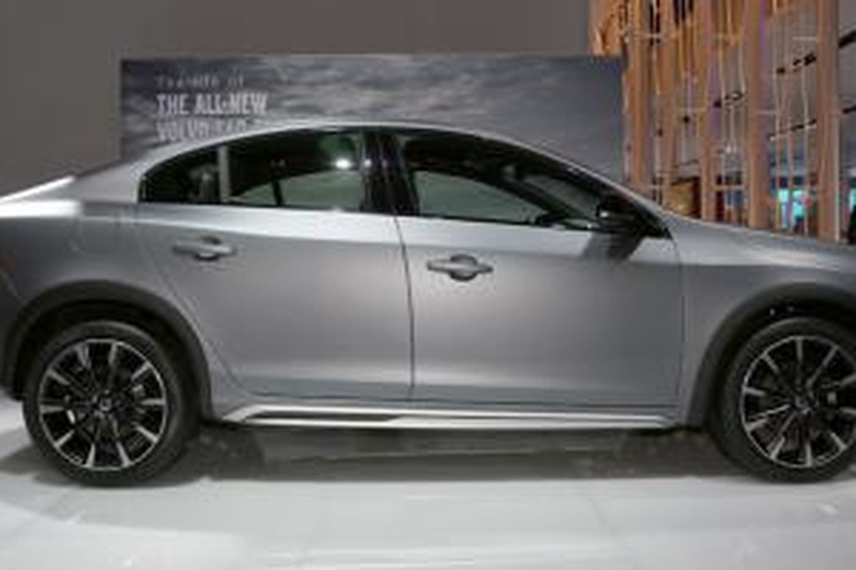 Volvo S60 Cross Country, sedan ber-ground clearance tinggi.