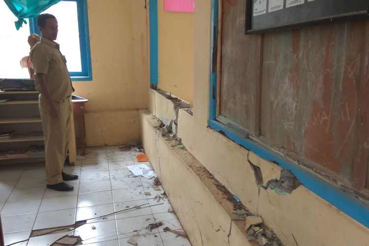 Seorang guru berada di ruang kelas yang terpaksa dikosongkan karena dindingnya nyaris jebol, di Kampung Sukamandi, Kecamatan Tambaksari, Kabupaten Ciamis, Selasa (5/11/2019).