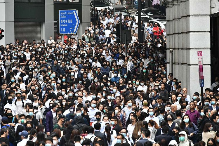 Sejumlah pekerja kantor bergabung dengan pengunjuk rasa pro-demokrasi saat terjadi aksi di Hong Kong, Selasa (12/11/2019). Aksi menolak usulan UU Ekstradisi diwarnai kericuhan di Hong Kong yang terjadi sejak Juni lalu kini makin meluas dengan desakan pengusutan kebrutalan polisi hingga hak untuk memilih pemimpin sendiri.