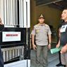 Segel Rumah yang Dijadikan Tempat Karaoke, Satpol PP Kota Probolinggo Sita 104 Botol Miras