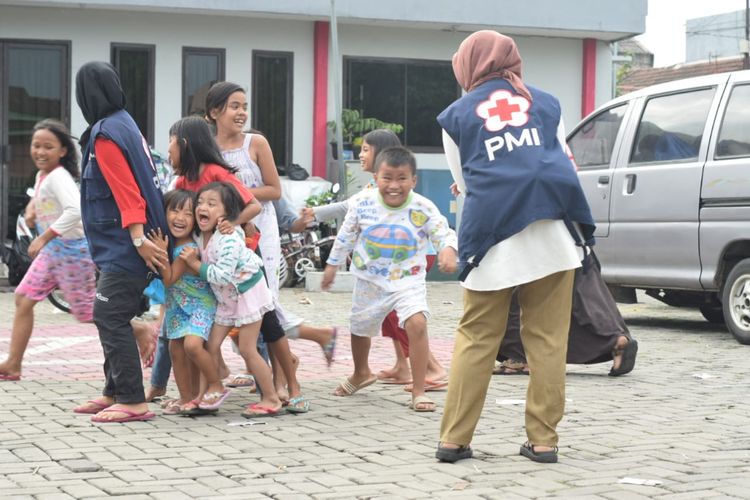 PMI Kota Tangerang gelar trauma healing di pengungsian GOR Total Persada Kelurahan Gembor Periuk Kota Tangerang, Minggu (9/2/2020)