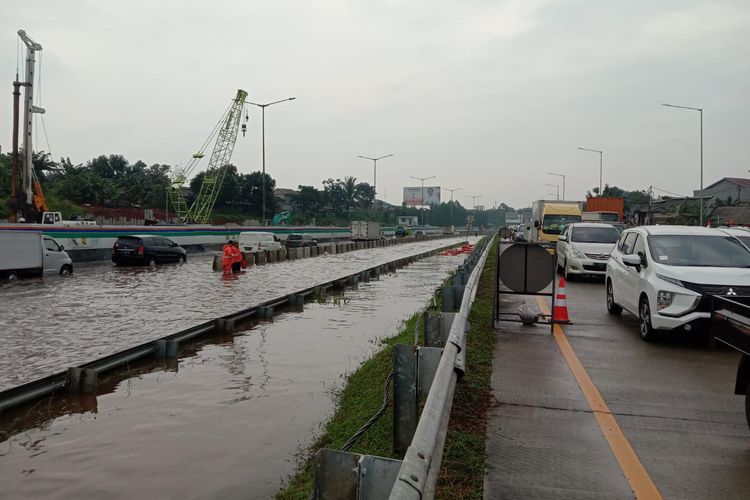 Genangan air di Ruas Tol Pondok Aren-Serpong KM 08, untuk sementara kendaraan tidak dapat melintas. Foto diambil pada Jumat (23/9/2022), pukul 17.16 WIB.