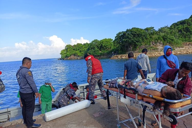Proses evakuasi pasien yang ada di perahu motor asal Kepulauan Sapeken, Kabupaten Sumenep, Senin (20/6/2022). 
