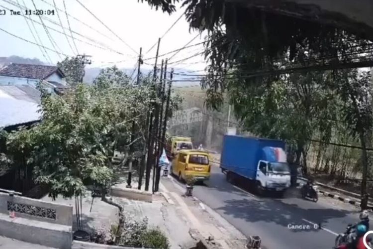 Detik-detik pengendara sepeda motor menghindari truk tak kuat nanjak di Jalan Kolonel Sugiarto Semarang, Jawa Tengah.