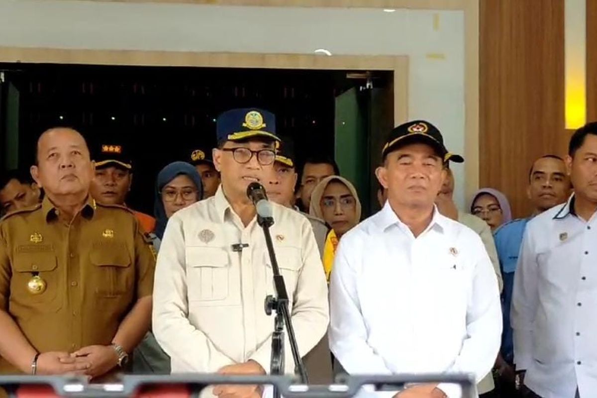 Menteri Perhubungan Budi Karya saat memberi keterangan pers di Mapolda Lampung, Jumat (12/4/2024).