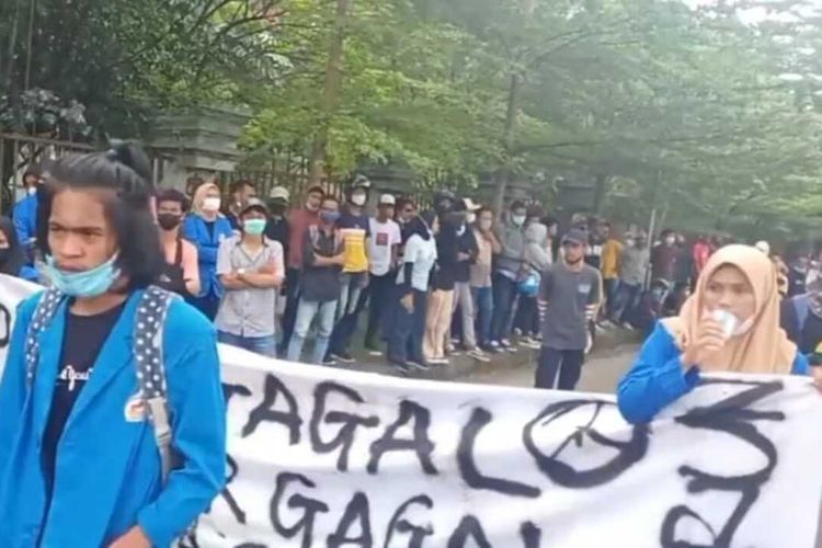 Puluhan Mahasiswa Universitas Pattimura Ambon menggelar aksi demo menolak PPKM, Senin (19/7/2021). Dalam aksi itu para mahasiswa juga menutut Presiden Joko Widodo mundur dari jabatannya