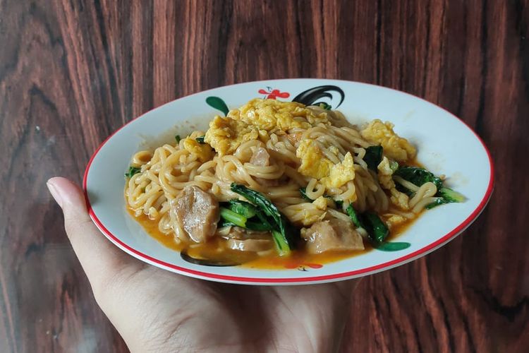 Membuat mi dok-dok di rumah, salah satu menu makanan yang ada di Warung Burjo.