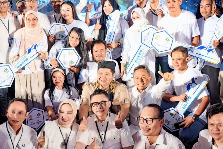 Para debitur penerima KPR Sejahtera FLPP Bank BJB dan BJB Syariah berfoto bersama seusai prosesi serah terima kunci rumah. 