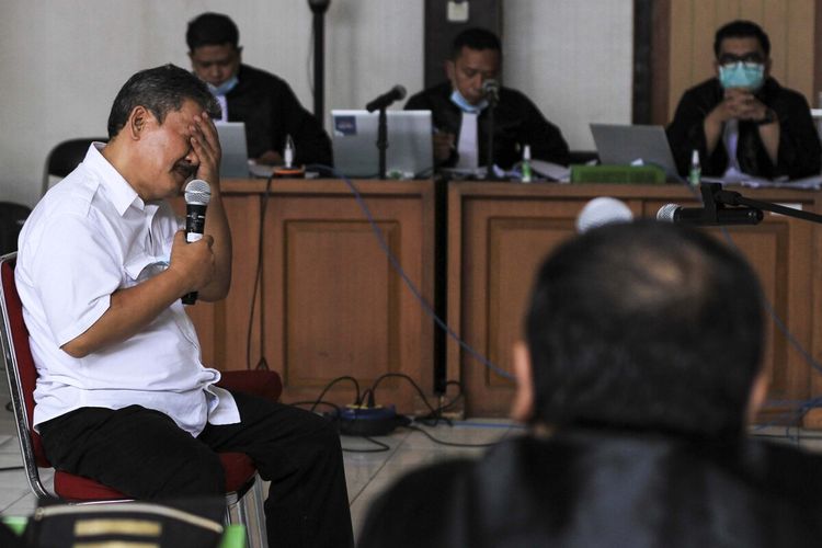 Wakil Bupati Ogan Komering Ulu non aktif Johan Anuar yang menjadi terdakwa saat menghadiri sidang secara langsung di Pengadilan Tindak Pidana Korupsi (Tipikor) Kelas 1 Palembang, Selasa (6/4/2021). Dalam sidang tersebut, Johan dihadirkan untuk mendengarkan langsung keterangan dari terdakwa.