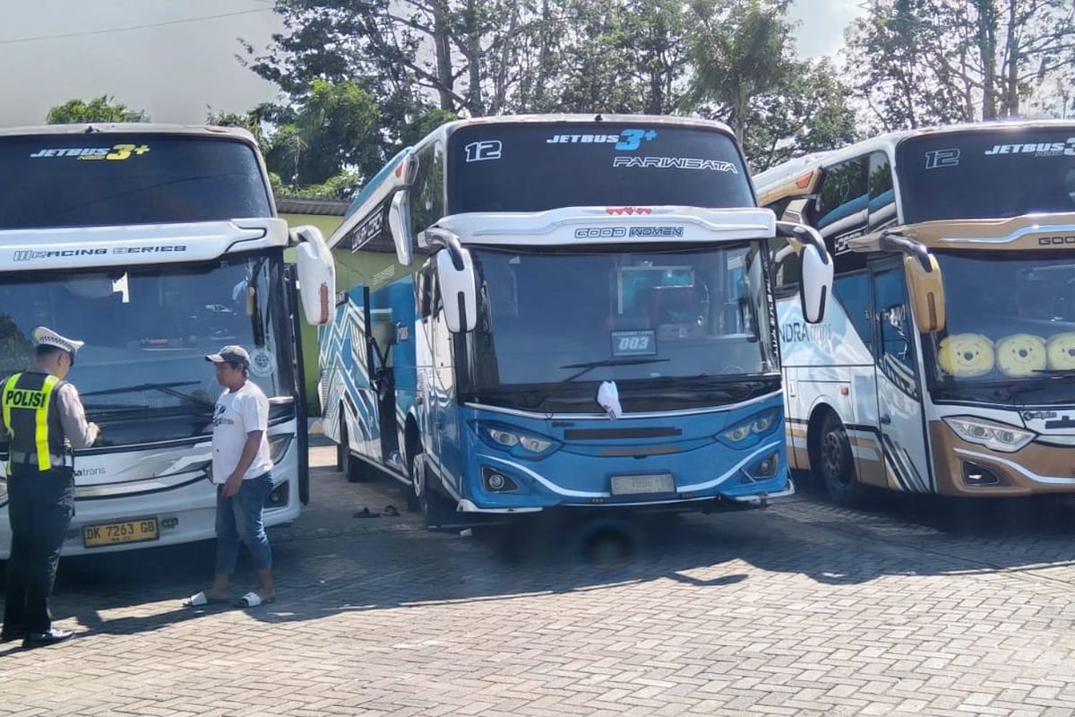 Polisi mengecek tiga bus pariwisata tak laik jalan yang mengangkut rombongan pelajar SMK dari Bali di salah satu rest area, Kota Batu, Jawa Timur pada Kamis (9/1/2024). 