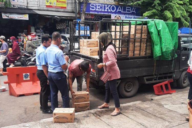 Proses pendistribusian minyak goreng dengan merek kemasan Minyakita di delapan pasar tradisional di Surabaya, Jawa Timur.