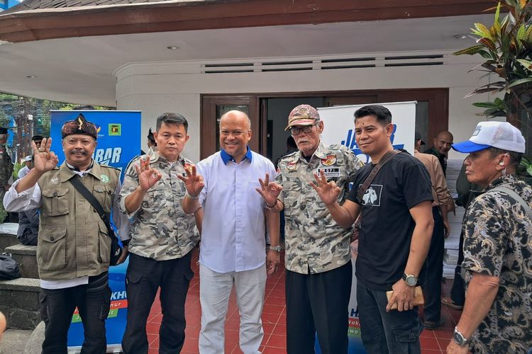 Rumah pemenangan pasangan ASIH di Jalan Diponegoro, Kota Bandung selalu ramai dikunjungi relawan setiap hari.