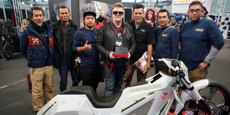 Tim Suryanation Motorland berfoto bersama salah satu builder dengan motor custom scenenya di Motor Bike Expo 2019, di Verona, Italia.