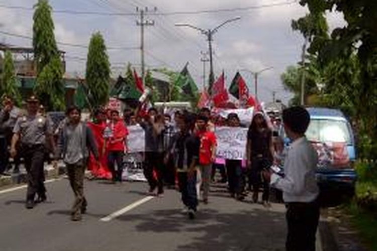 Beberapa elemen gerakan mahasiswa dan pemuda di Pamekasan, gelar demo di hari Anti Korupsi, Senin (9/12/2013). 