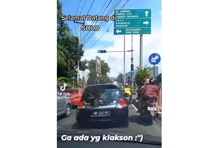 Tangkapan layar video dengan narasi tidak ada yang membunyikan klakson saat lampu lalu lintas berubah dari merah ke hijau.