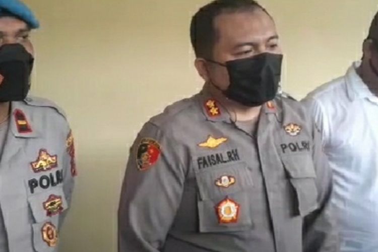 Kapolres Pelabuhan Belawan, AKBP Faisal Simatupang menjelaskan kronologi tewasnya bandar narkoba berinisial IN saat penangkapannya di Gang Mafo, Kelurahan Pekan Labuhan, Kecamatan Medan Labuhan, Kota Medan pada Senin (14/11/2022) dini hari.