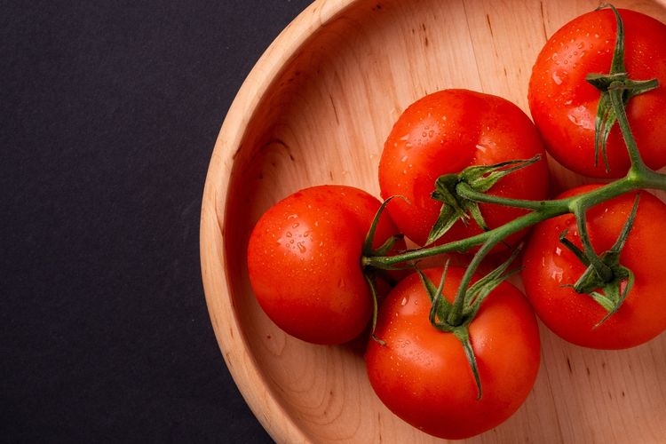 Tomat adalah sayuran yang bermanfaat untuk menurunkan kolesterol dan asam urat dalam darah.