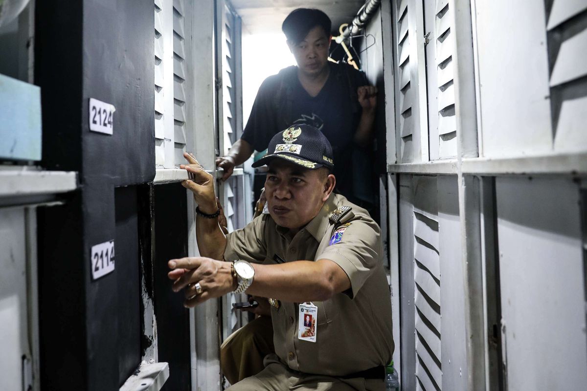 Wakil Wali Kota Jakarta Pusat, Irwandi melakukan inspeksi mendadak (sidak) ke indekos ala sleepbox di Jalan Rawa Selatan V, Johar Baru, Jakarta Pusat, Senin (2/9/2019). Indekos ala sleep box tersebut belum memiliki izin usaha ke Kantor Pelayanan Terpadu Satu Pintu (PTSP) Kelurahan Kampung Rawa.