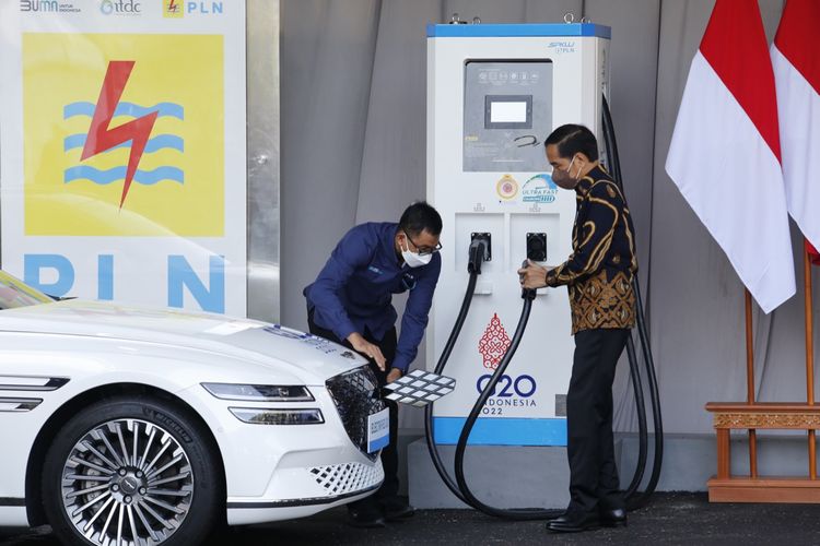Presiden Joko Widodo (Jokowi) didampingi Direktur Utama PT PLN (Persero) Darmawan Prasodjo meresmikan Stasiun Pengisian Kendaraan Listrik Umum (SPKLU) tipe ultra fast charging di Central Parkir ITDC Nusa Dua, Bali, Jumat (25/3/2022). 