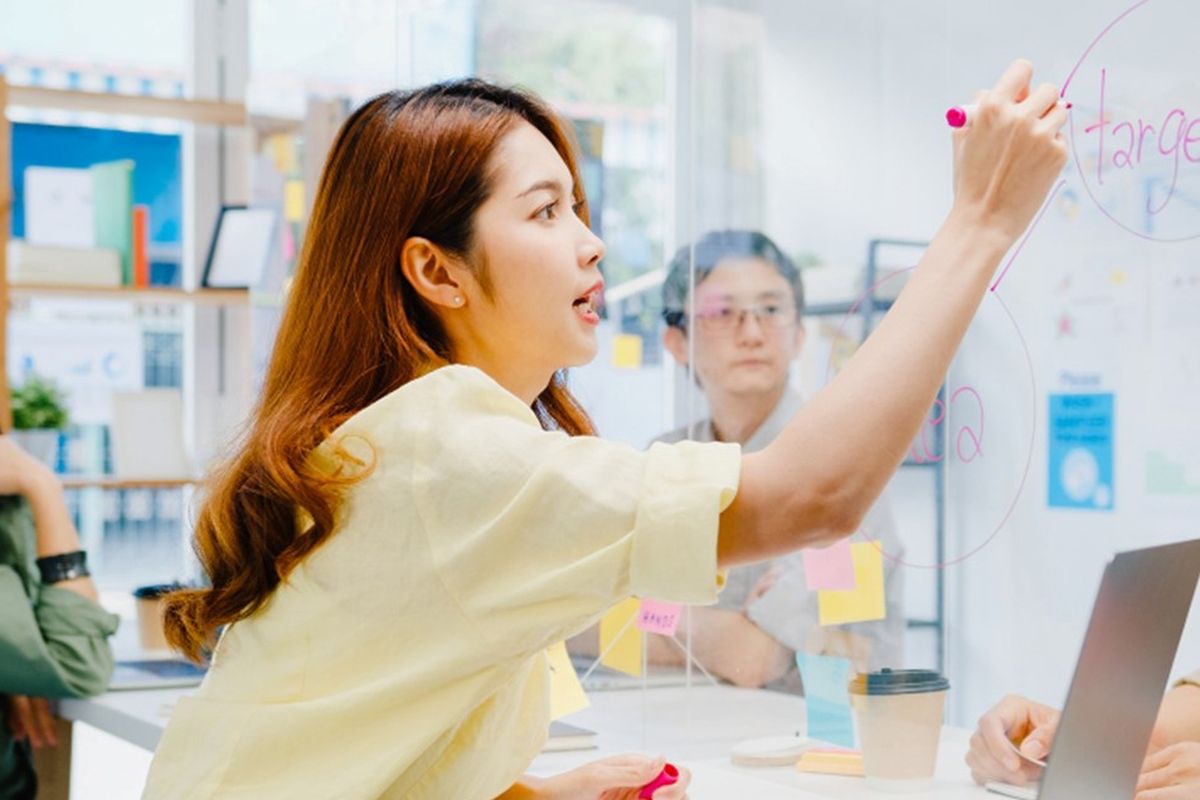 Mengembangkan soft skill dapat berguna untuk karier kita di masa depan.