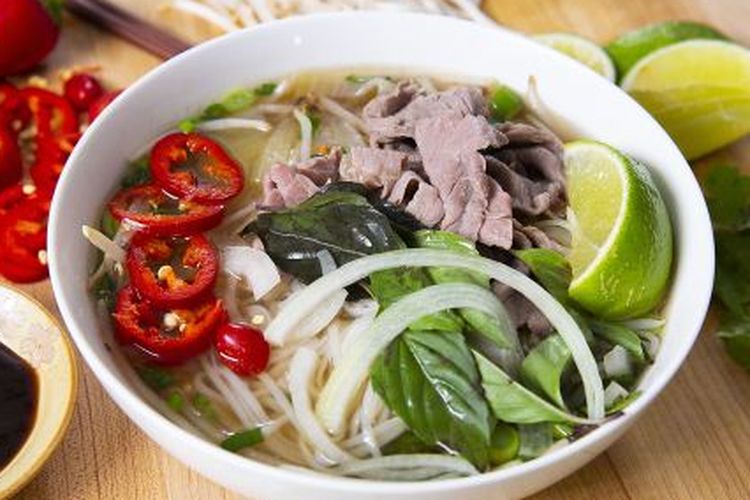 Ilustrasi Pho, makanan khas Vietnam berisi sayuran dan daging.