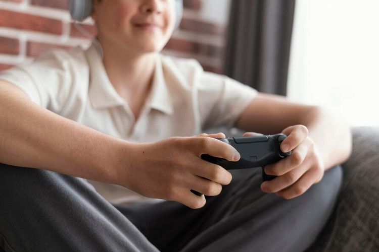Ilustrasi anak main game. Studi terbaru menemukan bahwa bermain gim lebih dari 10 jam per minggu berkaitan dengan kenaikan indeks massa tubuh, pola makan yang memburuk, dan kualitas tidur yang menurun.